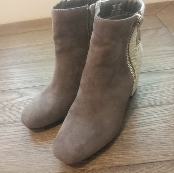 Women's gray chunky block heel booties - Picture 9 of 9